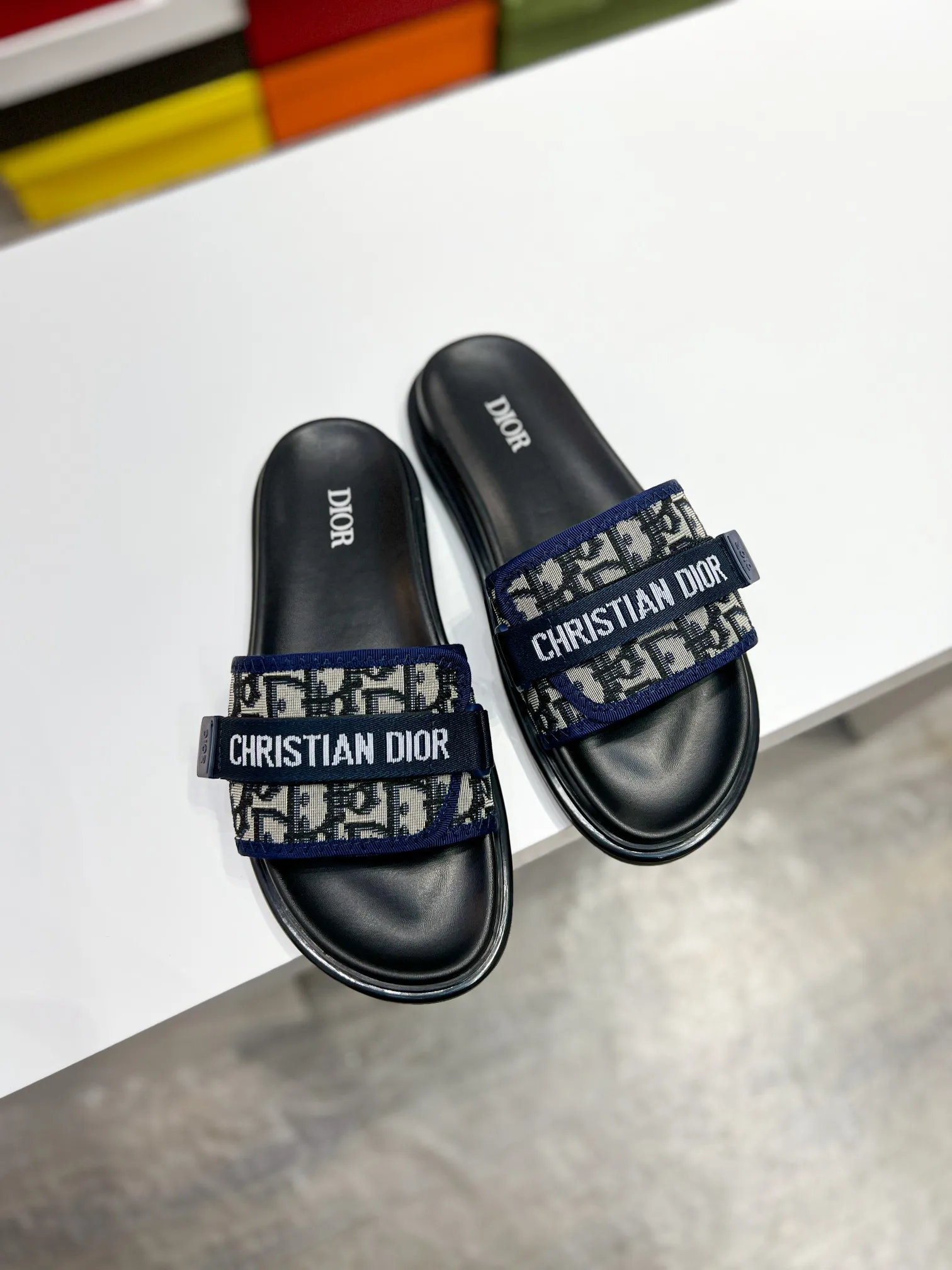 Men's men's shoes💰320【DIOR】🐝🐝Top version. 2024ss Dior’s latest men’s slippers are a must-have. Dior Alias ​​Men's Genuine Leather Slippers This summer new Alias ​​sandal embodies a casual and elegant style. Carefully crafted from grained cow leather and Oblique printed fabric, with cowhide lining! Cross-strap design with metal-clad brass CD Diamond logo. The imported cowhide leather and rubber sole adds sophistication and comfort, while Oblique print-effect anti-slip panels add style. Size39-44 (customized at 38.45)